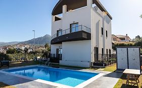 Residence con Piscina e Giardino